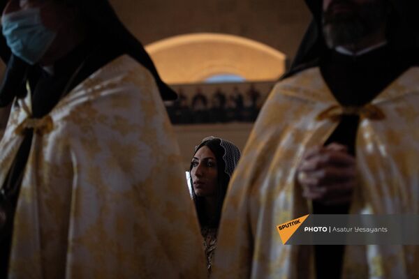 Женщина в церкви Сурб Григор Лусаворич - Sputnik Армения