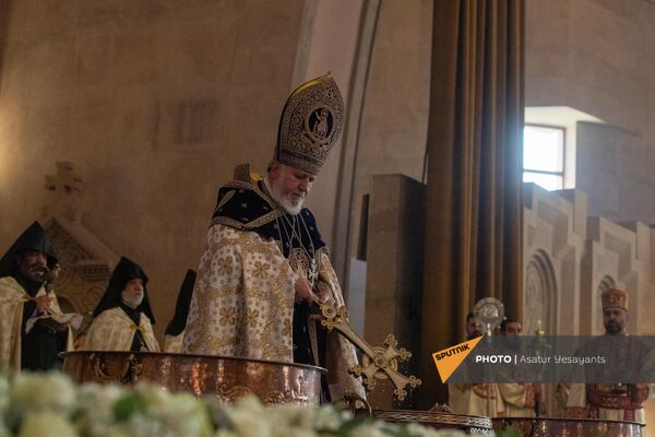 Католикос Гарегин Второй отслуживает Рождественскую литургию в церкви Сурб Григор Лусаворич - Sputnik Армения