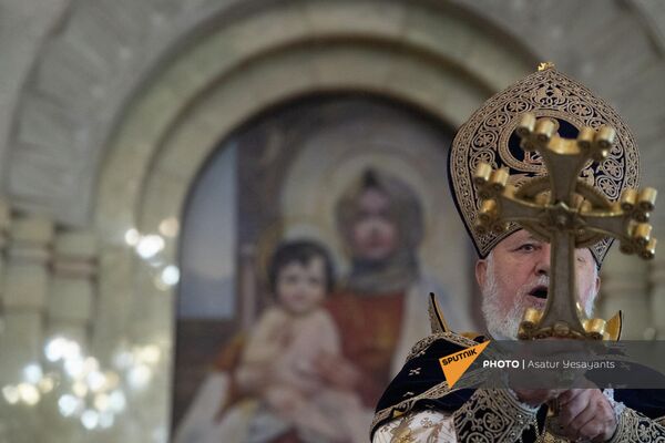 Католикос Гарегин Второй отслуживает Рождественскую литургию в церкви Сурб Григор Лусаворич - Sputnik Армения