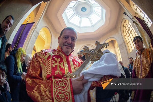 Давид Амалян с освященным крестом по окончании Рождественской литургии в церкви Сурб Григор Лусаворич - Sputnik Армения