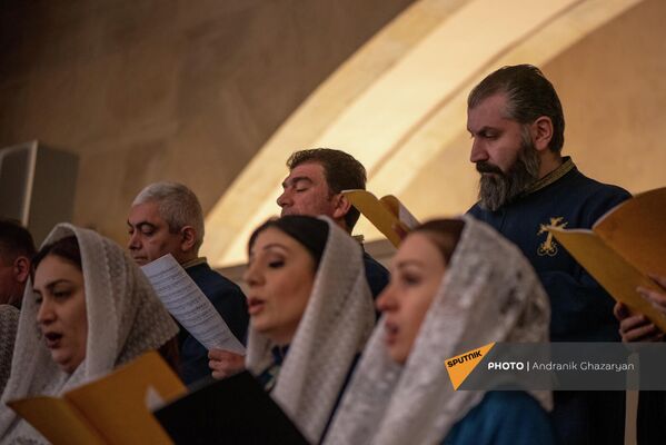 Церковный хор на Рождественской литургии в церкви Сурб Григор Лусаворич - Sputnik Армения