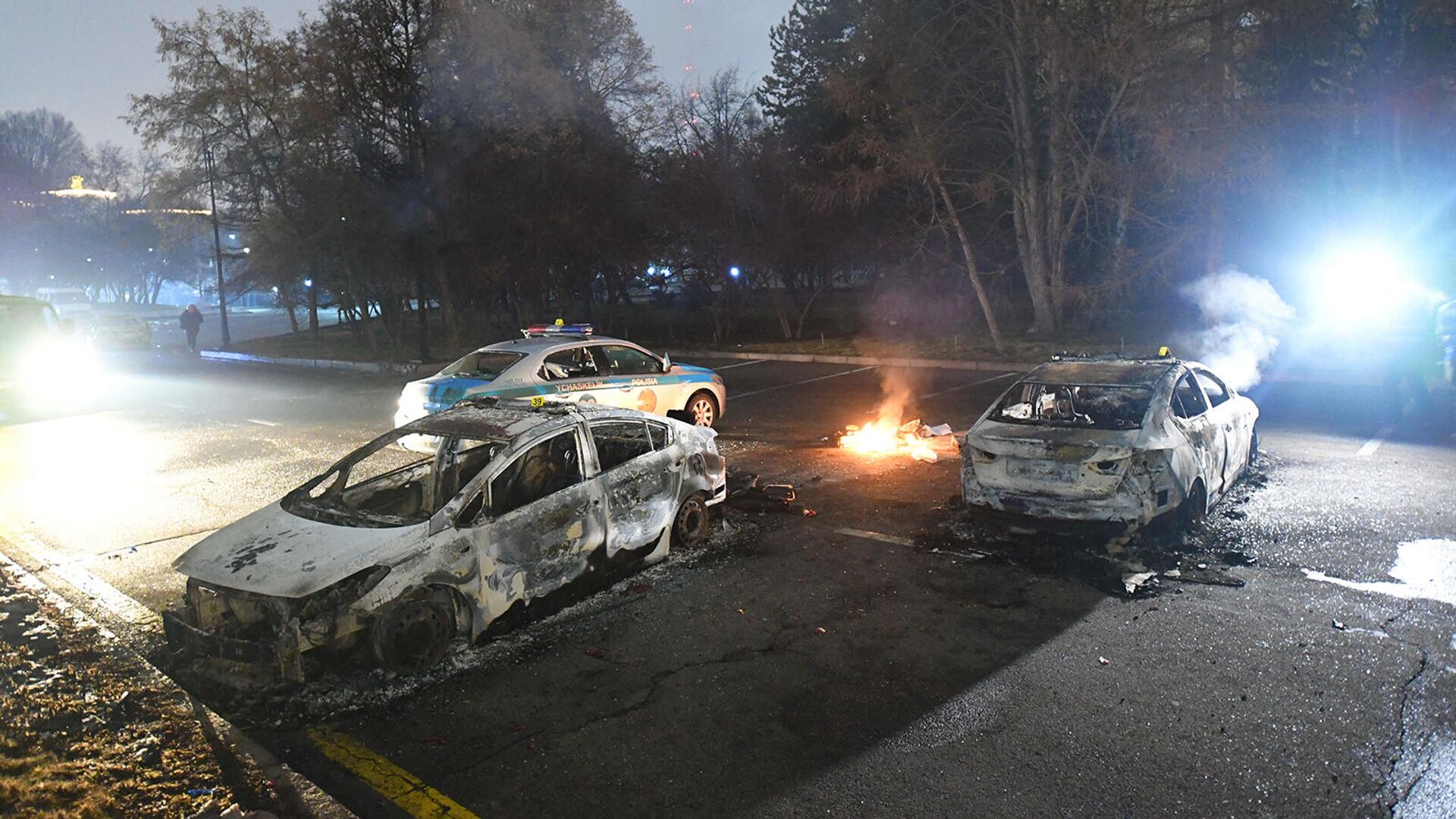 Сожженные автомобили возле мэрии Алматы во время протестов (5 января 2022). Казахстан - Sputnik Армения, 1920, 10.01.2022