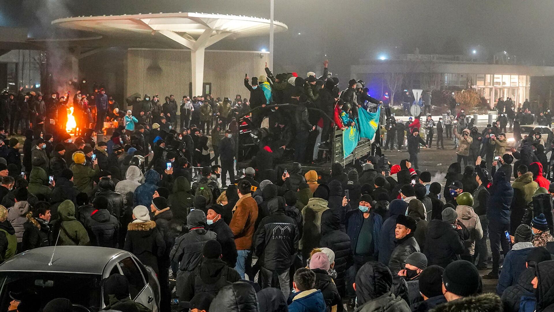 Протестующие во время митинга в Алматы (5 января 2022). Казахстан - Sputnik Армения, 1920, 07.01.2022