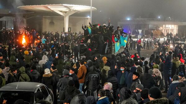 Протестующие во время митинга в Алматы (5 января 2022). Казахстан - Sputnik Армения