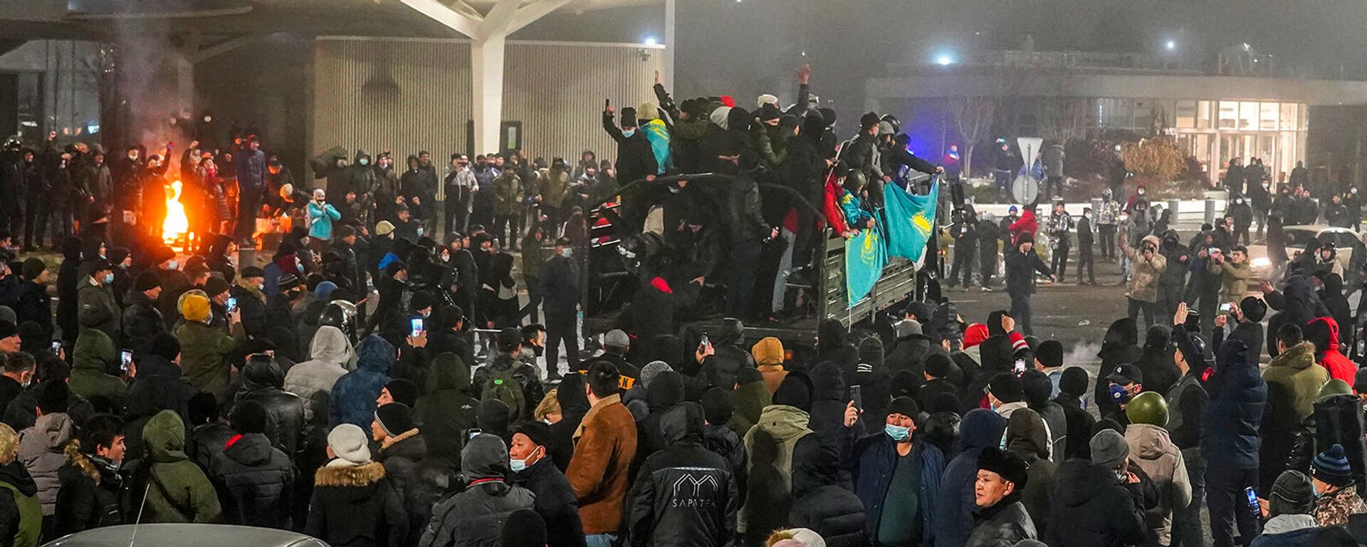 Протестующие во время митинга в Алматы (5 января 2022). Казахстан - Sputnik Армения, 1920, 11.01.2022