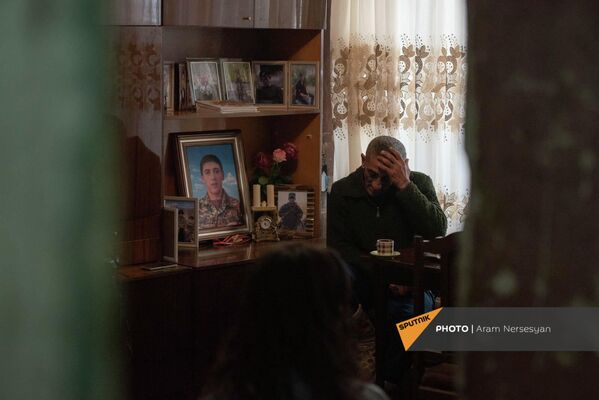 Арамаис Тадевосян, отец убитого Мовсеса, курит сигарету за сигаретой. Его сын скончался от огнестрельного ранения в голову во время несения службы на боевой позиции одной из воинских частей Вайоцдзорской области. По подозрению в убийстве арестован его сослуживец. - Sputnik Армения