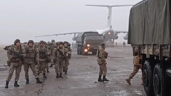 Военнослужащие армии Киргизии из состава миротворческих сил ОДКБ перед отправкой в Казахстан - Sputnik Армения