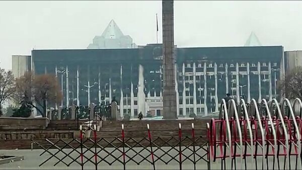 Алматы сейчас: сожженные автобусы, сгоревшее здание администрации, пустые улицы - Sputnik Армения