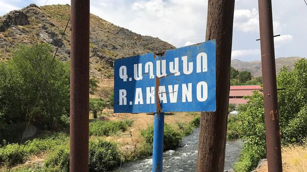 Дорожный знак реки Ахавно возле пограничного поста - Sputnik Армения