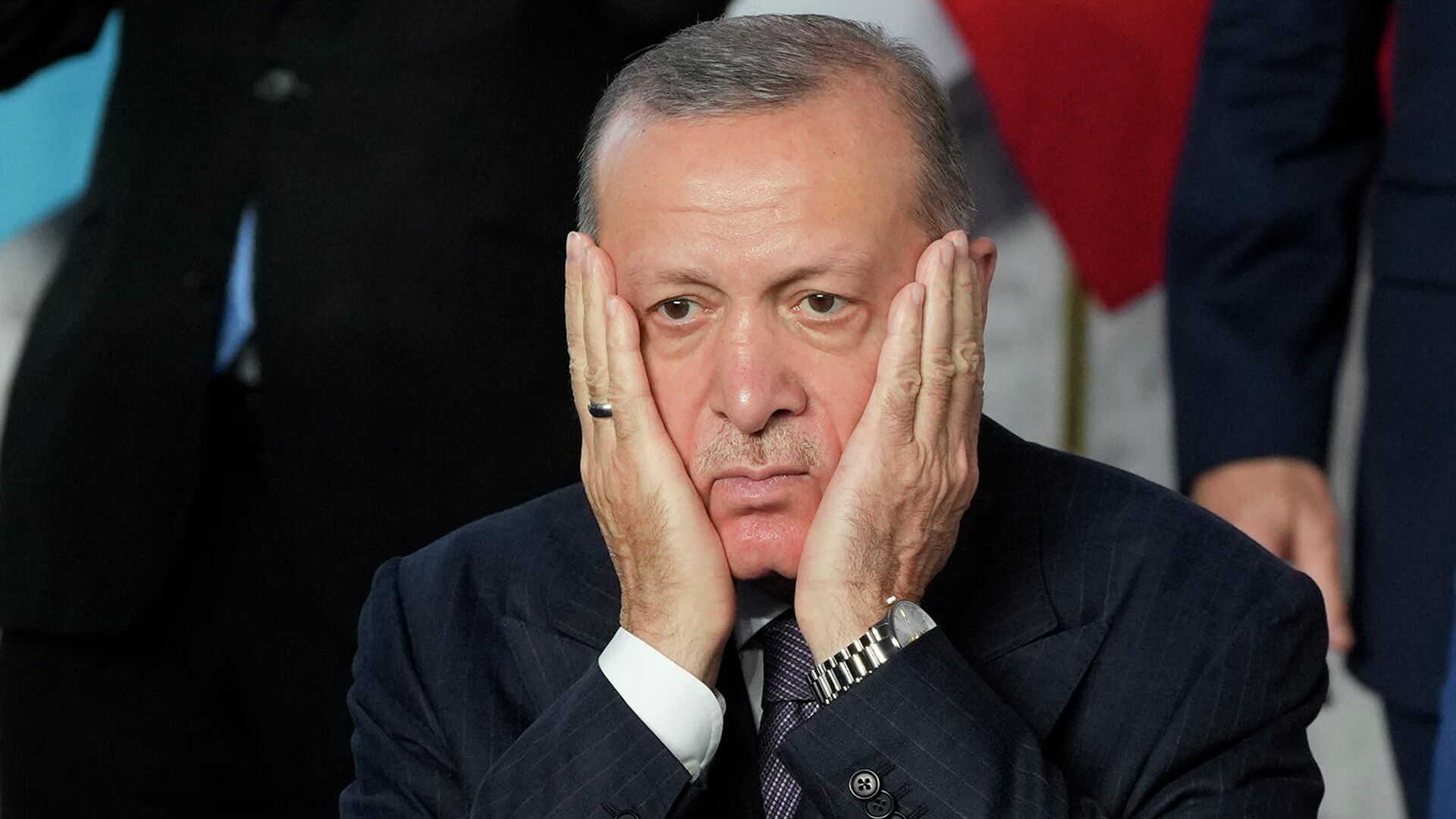 Реакция президента Турции Реджепа Тайипа Эрдогана на групповое фото мировых лидеров в конференц-центре La Nuvola для саммита G20 в Риме - Sputnik Армения, 1920, 10.06.2022