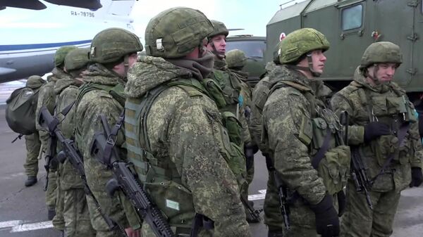 Личный состав из состава российского контингента миротворческих сил ОДКБ в Алматы - Sputnik Армения
