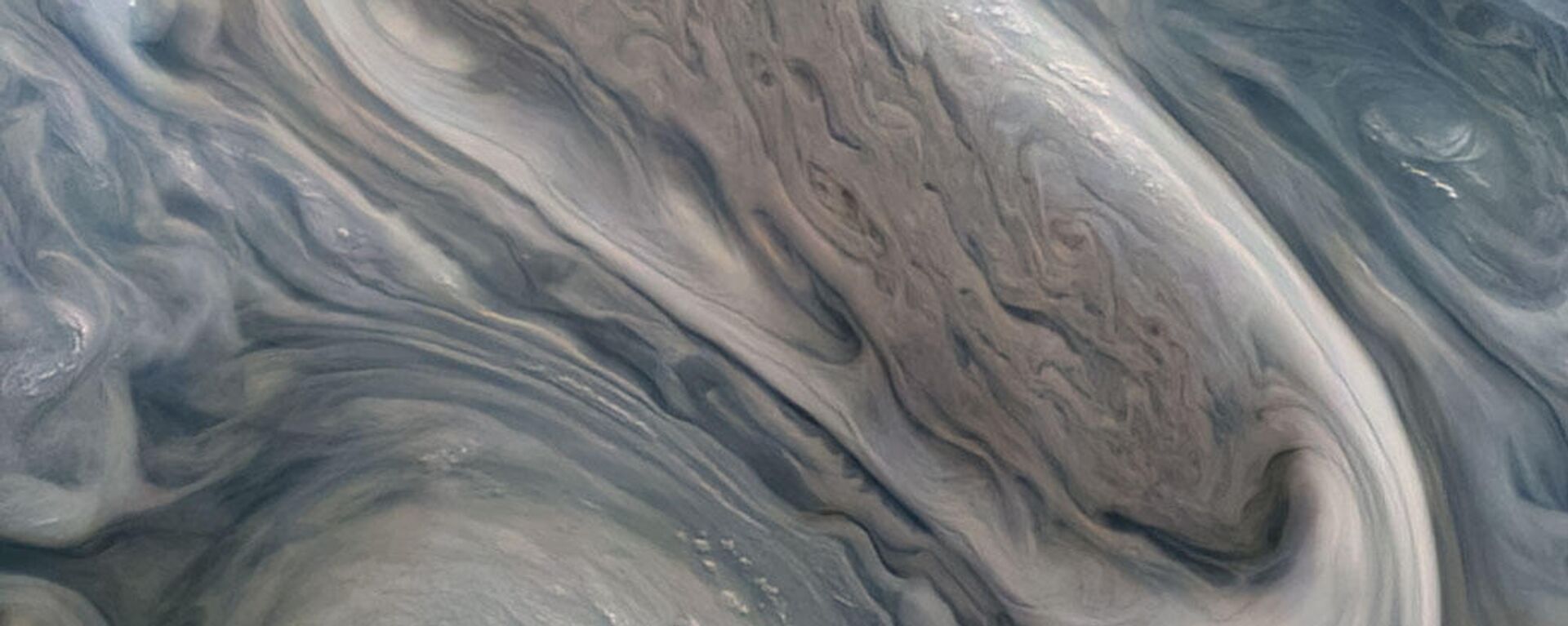 На снимке JunoCam показаны два больших вращающихся шторма Юпитера, снятых на 38-м проходе Юноны 29 ноября 2021 года - Sputnik Армения, 1920, 10.01.2022