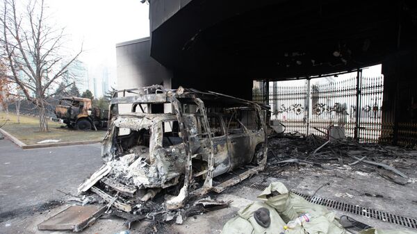 Сгоревший автомобиль у резиденции президента Республики Казахстан в Алма-Ате - Sputnik Армения