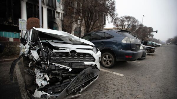 Разбитая машина на одной из улиц в Алма-Ате - Sputnik Արմենիա