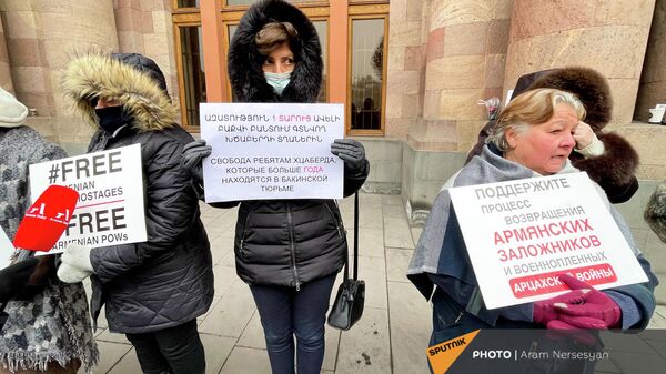 Акция протеста родственников попавших в плен военнослужащих перед зданием Правительства (11 января 2022). Еревaн - Sputnik Армения