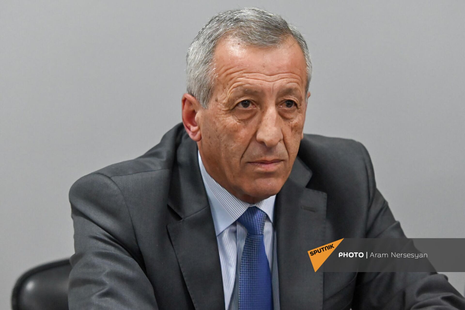 Представитель блока Аарон Хачатрян Хажакн Мкртчян на пресс-конференции членов Совета старейшин Вардениса о поствыборном кризисе (11 января 2022). Еревaн Представитель блока Аарон Хачатрян Хажакн Мкртчян на пресс-конференции членов Совета старейшин Вардениса о поствыборном кризисе (11 января 2022). Еревaн - Sputnik Արմենիա, 1920, 11.01.2022