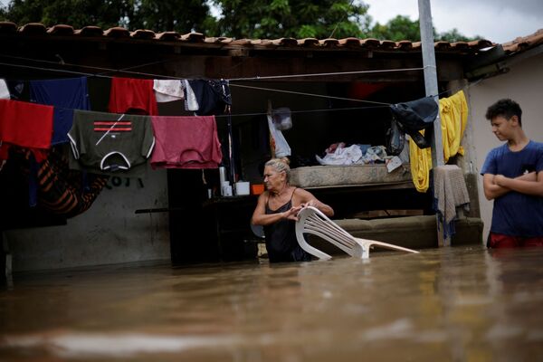 55-летняя Илзете Родригес перед своим затопленным домом во время наводнения, вызванного проливным дождем в Императрис, штат Мараньян, Бразилия - Sputnik Армения