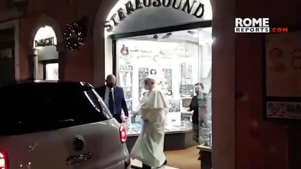 Папа Римский Франциск вновь в обход всех протокольных правил выехал из Ватикана и посетил магазин дисков в центре Рима - Sputnik Армения