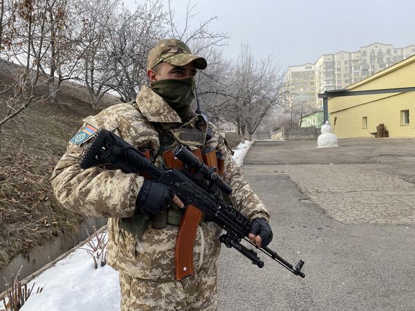 В составе контингента миротворческих сил ОДКБ в Казахстан направлено 100 военных из Армении. Армянский военнослужащий у насосной станции "Дружба" в Алматы. В составе контингента миротворческих сил ОДКБ в Казахстан направлено 100 военных из Армении. Армянский военнослужащий у насосной станции "Дружба" в Алматы. - Sputnik Армения