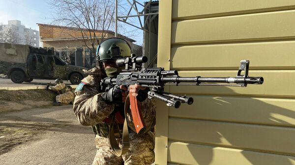 Военнослужащие Армении из состава контингента миротворческих сил ОДКБ охраняет территорию насосной станции Дружба в Алма-Ате - Sputnik Армения