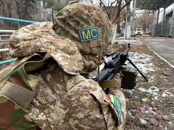 Военнослужащий Таджикистана из состава контингента миротворческих сил ОДКБ охраняет территорию энергетического комплекса ТЭЦ-1 в Алмате. - Sputnik Армения
