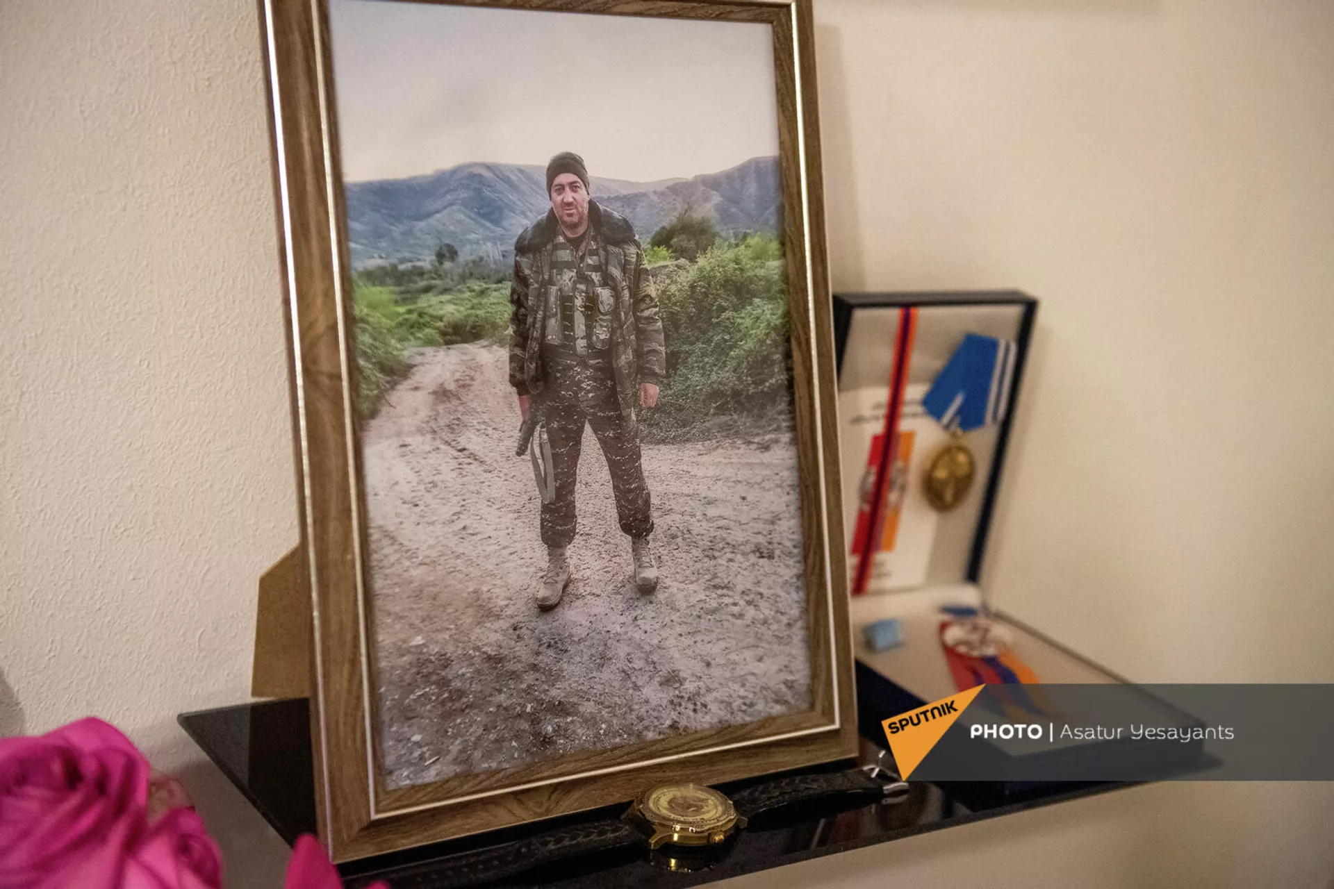 Военная фотография, личные вещи и медали национального героя РА, полковника Ваагна Асатряна Военная фотография, личные вещи и медали национального героя РА, полковника Ваагна Асатряна - Sputnik Արմենիա, 1920, 13.01.2022