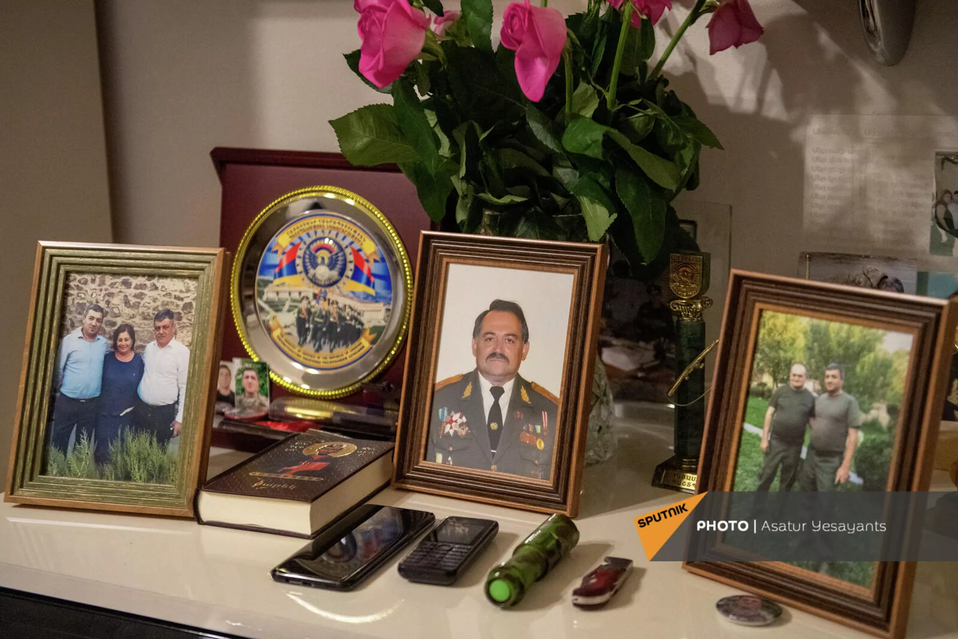 Личные вещи и фотографии погибшего полковника Ваагна Асатряна Личные вещи и фотографии погибшего полковника Ваагна Асатряна - Sputnik Արմենիա, 1920, 13.01.2022