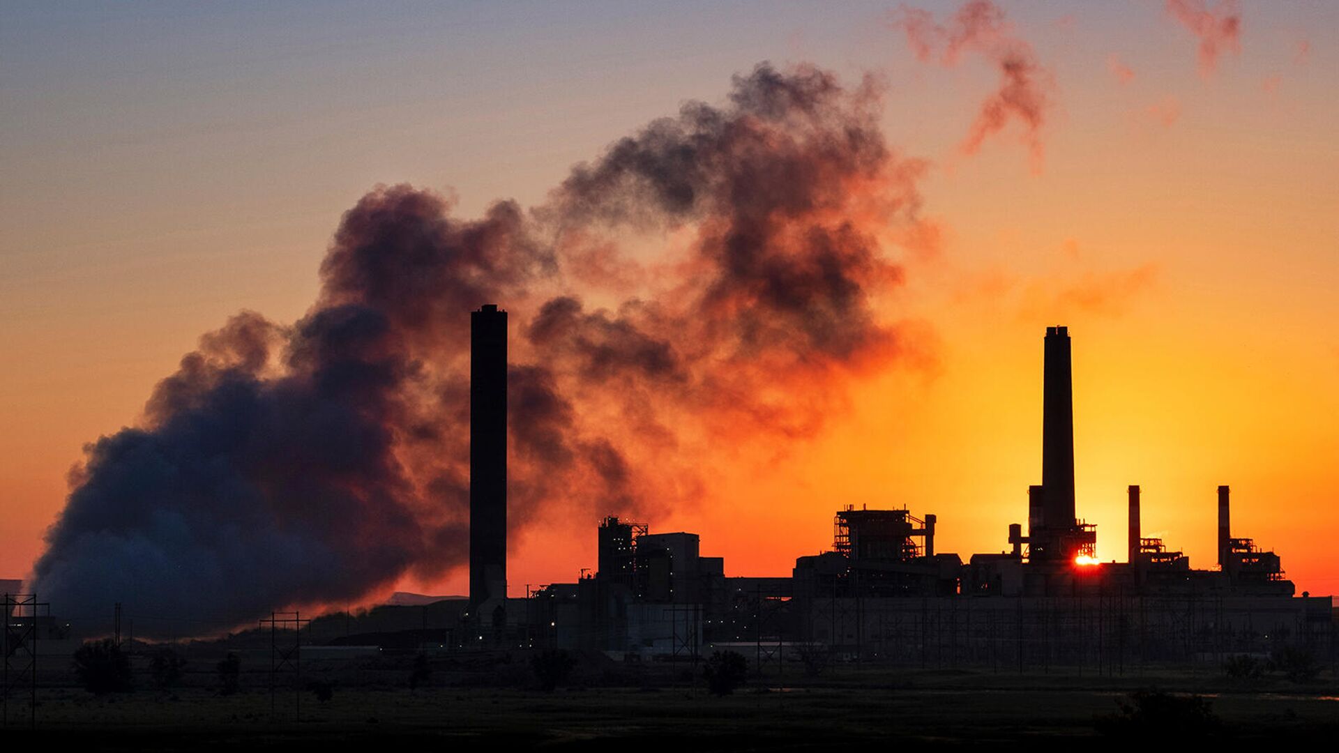 Угольная электростанция Дэйва Джонсона на фоне восходящего солнца в Гленроке, штат Вайоминг, США - Sputnik Армения, 1920, 05.12.2022
