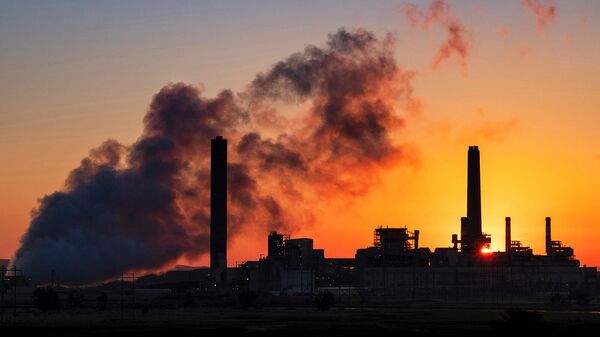 Угольная электростанция Дэйва Джонсона на фоне восходящего солнца в Гленроке, штат Вайоминг, США - Sputnik Армения