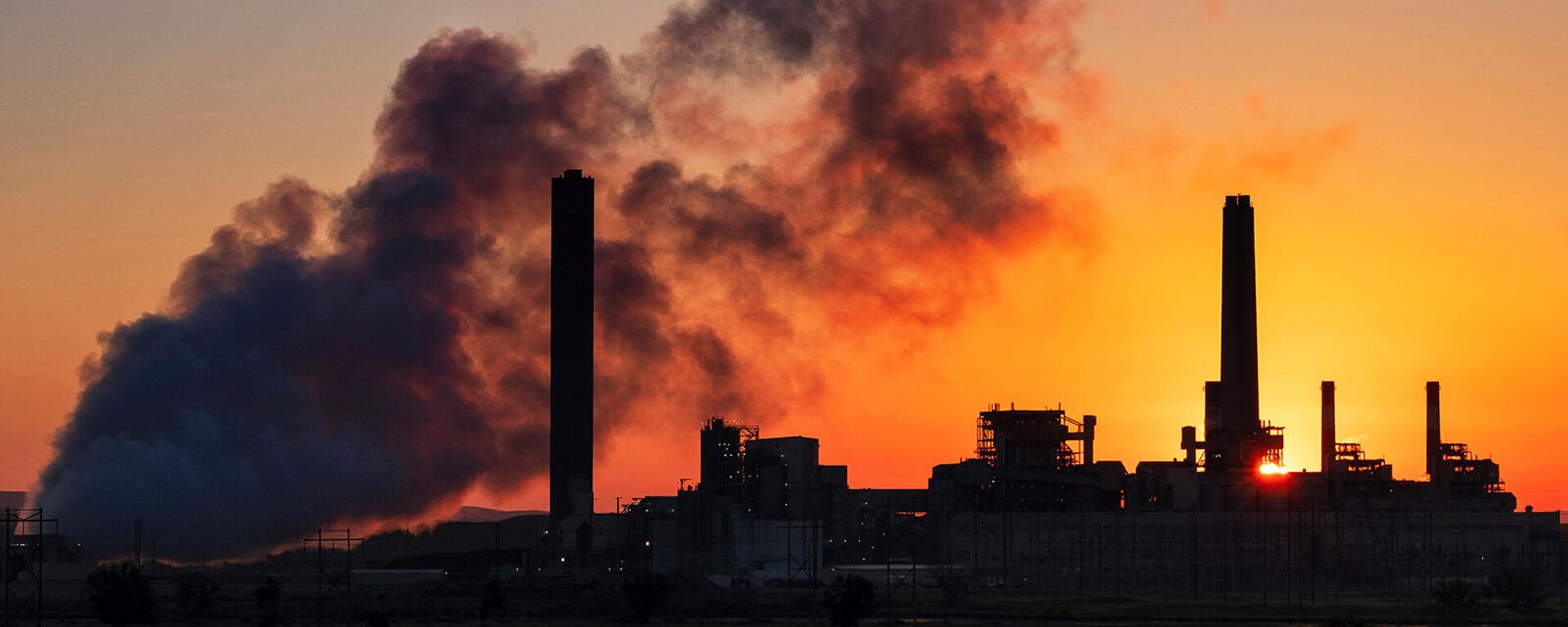 Угольная электростанция Дэйва Джонсона на фоне восходящего солнца в Гленроке, штат Вайоминг, США - Sputnik Армения, 1920, 14.01.2022