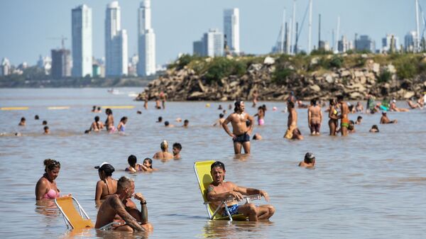 На реке Парана во время жары в Росарио, Аргентина - Sputnik Армения