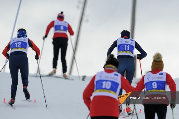 Спортсмены на лыжном треке - Sputnik Армения