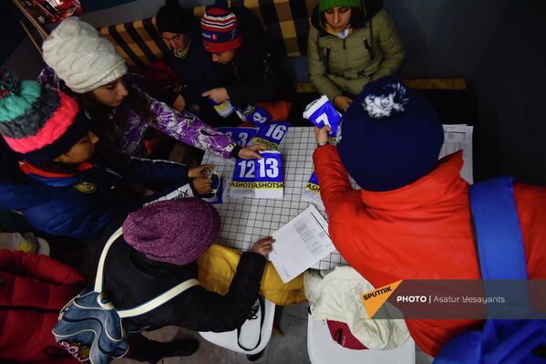 Раздача номеров участникам чемпионата Армении по лыжным гонкам - Sputnik Армения