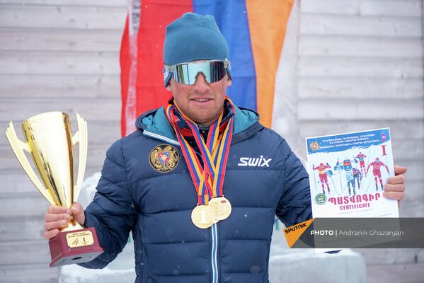 Золотые медали и кубок победителя чемпионата Армении по лыжным гонкам у Микаэла Микаеляна  - Sputnik Армения
