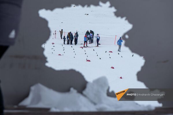 Участники чемпионата Армении по лыжным гонкам в прорези силуэта карты Армении - Sputnik Армения