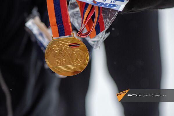 Золотая медаль чемпионата Армении по лыжным гонкам - Sputnik Армения