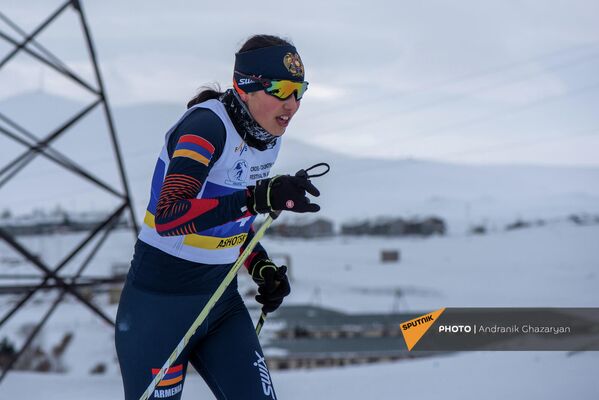 Участница из Ашоцка Ангелина Мурадян на Чемпионате Армении по лыжным гонкам - Sputnik Армения