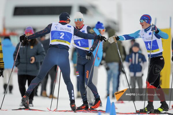 Финалисты Чемпионата Армении по лыжным гонкам поздравляют друг друга  - Sputnik Армения