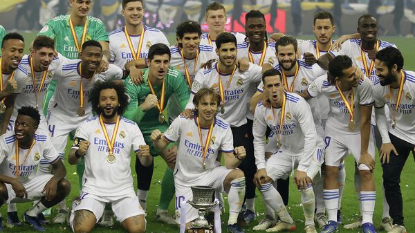 Игроки Реала празднуют победу в Суперкубке Испании после матча Реал Мадрид - Атлетик Бильбао на международном стадионе имени короля Фахда в Эр-Рияде (17 января 2022). Саудовская Аравия - Sputnik Армения