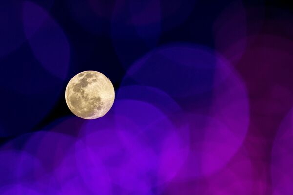Выглядывающая из-за гирлянд полная луна в Бангкоке. - Sputnik Армения