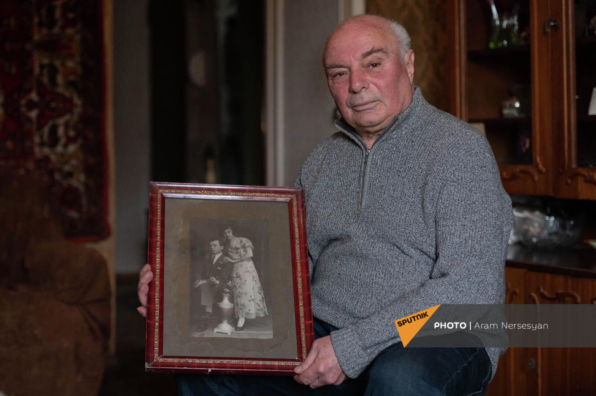 Ваче Затикян с фотографией своих родителей - Sputnik Армения, 1920, 21.01.2022