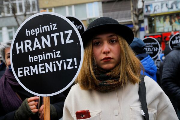 «Բոլորս Հրանտ ենք, բոլորս հայ ենք» պաստառով կինը Հրանտ Դինքի սպանության 15-րդ տարելիցին (19 հունվարի, 2022թ)․ Ստամբուլ - Sputnik Արմենիա