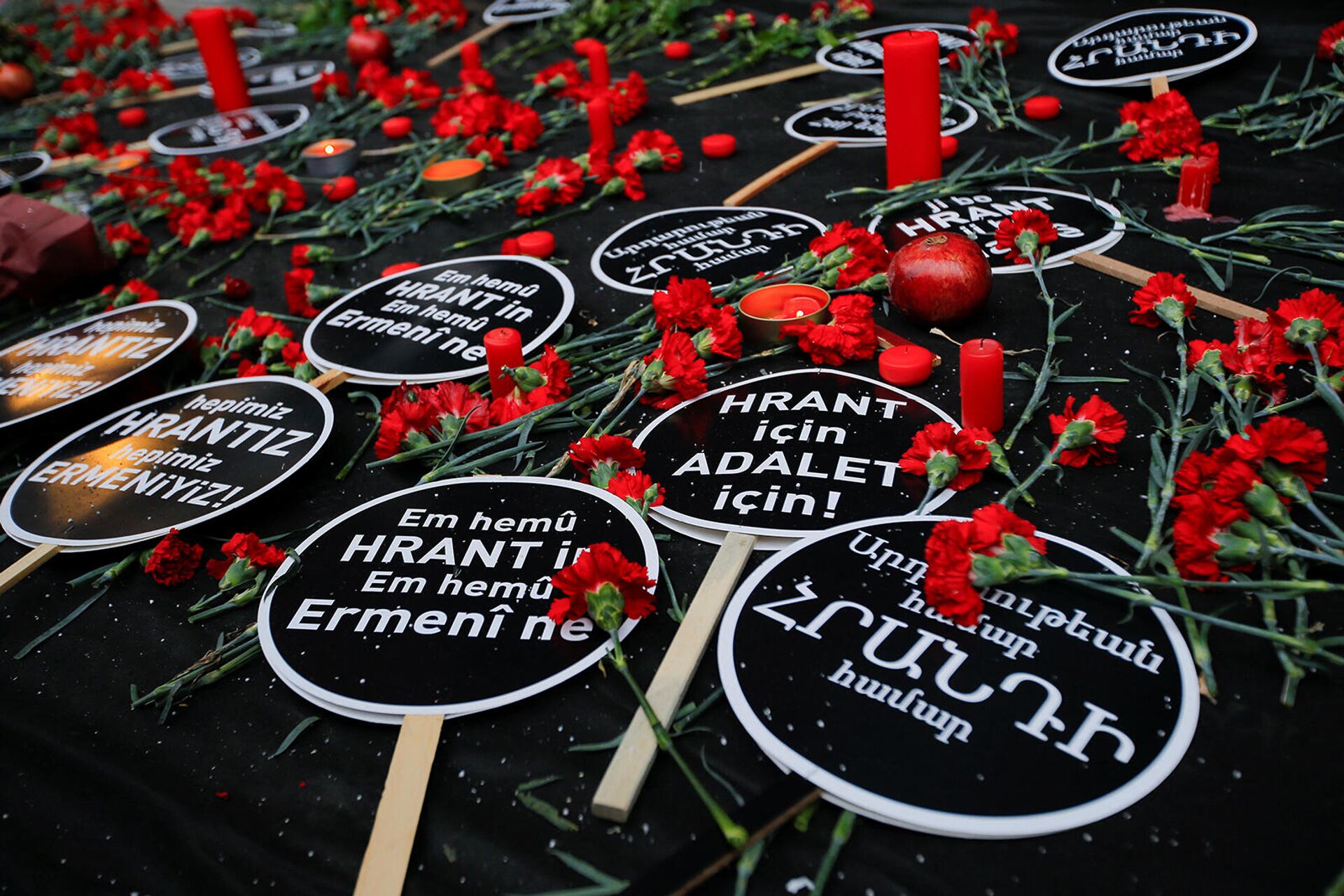 Плакаты с надписью Мы все Грант, мы все армяне и Для Гранта. За справедливость!, цветы и свечи на месте убийства Гранта Динка во время 15-й годовщины его убийства (19 января 2022). Стамбул - Sputnik Армения, 1920, 19.01.2022