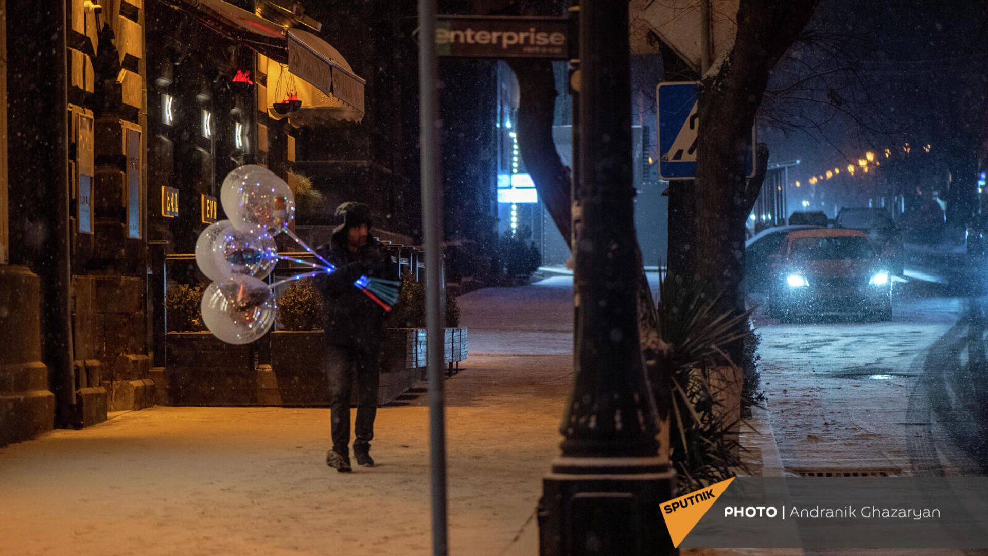 Продавец воздушных шариков на улице Абовяна в Ереване - Sputnik Армения, 1920, 08.02.2022