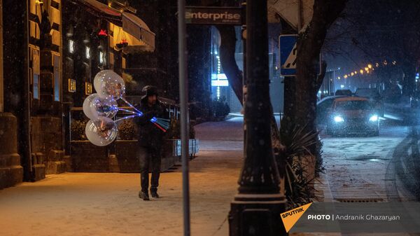 Продавец воздушных шариков на улице Абовяна в Ереване - Sputnik Армения