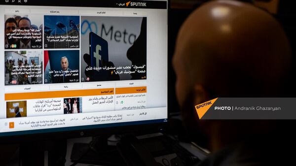 Пользователь читает сайт Sputnik Arabic - Sputnik Армения