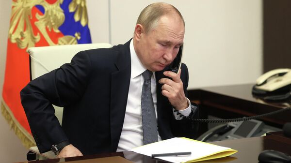 Президент России Владимир Путин общается по телефону (15 декабря 2021). Ново-Огарево - Sputnik Армения