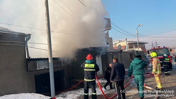 Пожар в результате взрыва в Ереване - Sputnik Армения