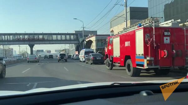 Экипажи противопожарной службы МЧС с применением спецтехники пытаются локализовать угрозу на верхнем уровне одного из мебельных салонов на Эчмиадзинском шоссе - Sputnik Արմենիա