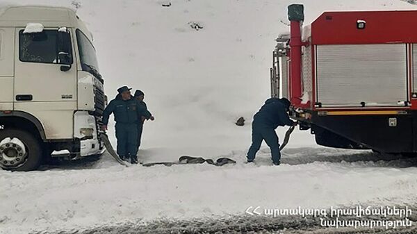 Спасатели выводят из снежной блокады грузовые машины
 - Sputnik Армения